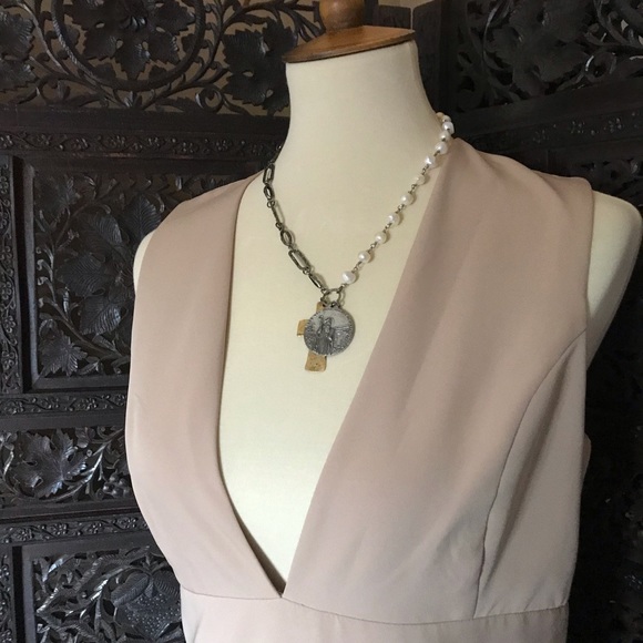 $225 Alexia Admor beige plunging neckline dress S - Picture 3 of 7